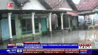 Warga Gempolsari Bersihkan Endapan Lumpur Lapindo di Rumahnya