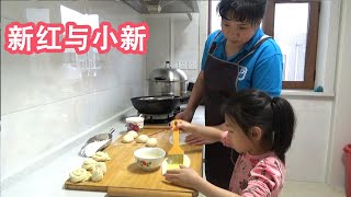 东北屋外大雪纷飞 屋内祖孙二人热乎做啥吃？面在手里做出花样！