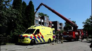 Brandweer assisteert de ambulancedienst met een afhijsing, Edisonlaan, Apeldoorn.