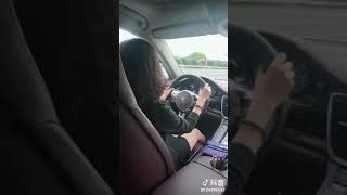 美女开跑车