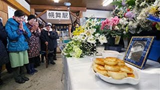 高倉健さん月命日　イモ団子を献花台に供え