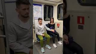 Пранк в МЕТРО-разделся в МЕТРО-современные девушки-NAKED subway-#shorts #viral