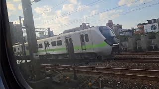 4032次樹林發車經由北迴線開往花蓮的銀綠色微笑號EMU900型十輛一編組EMU948區間快車，和4177次花蓮發車經由北迴線開往樹林的EMU518+EMU584區間車