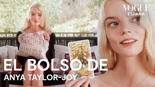 Anya Taylor-Joy explica sus cristales (y el tarot) en español | In the bag | Vogue España