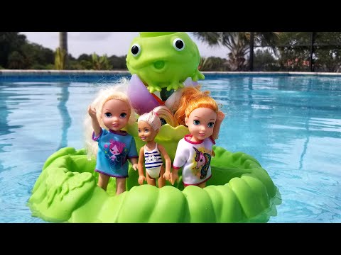 New friend ! Elsa and Anna – water slide – pool – swimming – Barbie – splash – sand play