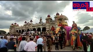 ಅಂಬಾರಿ ಅಲಂಕರಿಸಿದ ನಾಡದೇವತೆ ತಾಯಿ  ಚಾಮುಂಡೇಶ್ವರಿ.