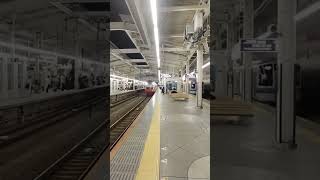 新宿駅を出発し、新百合ヶ丘駅にたどりついた小田急特急ロマンスカーＧＳＥ