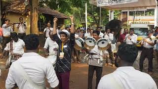 സഖാക്കളേ മുന്നോട്ട്‌  മുന്നോട്ട്‌ ..അല്പം വിപ്ലവമായാലോ??  മനോഹരമായ വിപ്ലവ ഗാനം കേട്ടുനോക്കൂ.