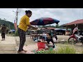 Poor girl: go to the forest to pick vegetables and bring them to the market to sell