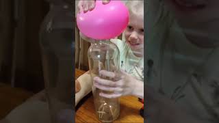 Поместится ли шарик в бутылку без помощи рук? Will the balloon fit in the bottle?  🤣 #steshablondie