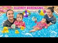 MAMA SAMANTHA ANTAR ADIK AUDREY BERENANG BISA NYELAM SENDIRI DI KOLAM RENANG NANGIS GAK YA ?