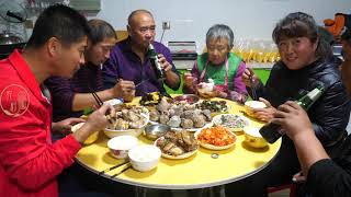 小舅子来送大米，老妈焖大锅饭做一桌子菜，海螺黄蚬子管够吃