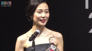 木村佳乃、今年の一文字は「支」。日本人を誇りに思った／VOGUE JAPAN Women of the Year 2016