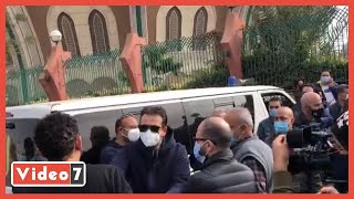 كريم عبدالعزيز يصل جنازة وحيد حامد بمسجد الشرطة بالشيخ زايد