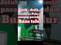 detik detik jatuhnya pekerja pasang peredam suara busa telur