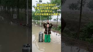 Friends in front of the video  wish me good luck. 😆🤣 #comedy #funny #ruralfunny #chinesedailyfunny