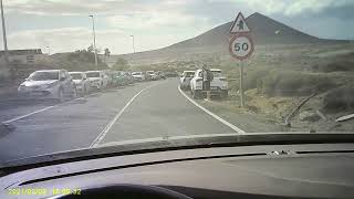 VEHÍCULOS INVADIENDO LA CALZADA EN ELMÉDANO TENERIFE