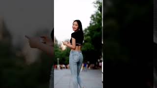 性感牛仔裤美女热舞，身材一级棒