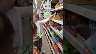 CUTE TWIN GIRLS SHOPS AT SUPER WALMART || SUMMER IN ALASKA #shorts #toyshoppinng #twingirls #walmart