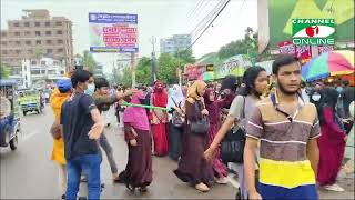 বৃষ্টি  উপেক্ষা করে ছাত্রদের আন্দো/লন চলছে  চাঁদপুরে