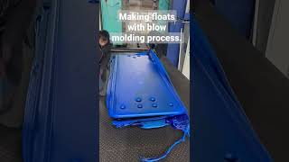 Making floats with blow molding process.吹塑工艺