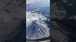 【絶景】🗻富士山をほぼ真上から見た👀‼️#富士山#飛行機#絶景#美しい風景#開運#雪景色#雪化粧