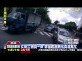 溫馨！騎士車禍　熱心民眾撐傘、醫生輪流cpr