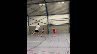 Un tres bon exercice 6 de passe reception + feinte pour des jeunes handballeurs par le coach Philipp