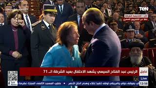 الرئيس السيسي يقبل رأس  د. ليلى تكلا والملقبة بـ " أم الشرطة" حرم أحد أبطال معركة الإسماعيلية