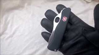 Victorinox Sentinel one hand open and close plus gloves using.