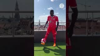 Sadio Mané shows his skills in the FC Bayern jersey #shorts #football #sadiomane