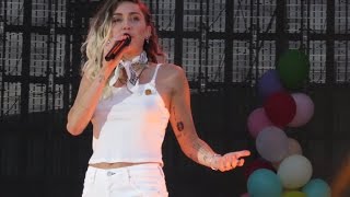 Miley Cyrus -  Malibu (Live at Wango Tango 2017)