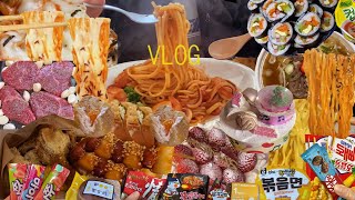 VLOGㅣ2022년 큰거온다..눈물 닦고 먹방브이로그..푸라닭 콘소메이징치킨,뿌링클볶음면,뿌링삼각김밥,반숙란,쌀국수+볶음밥,불닭볶음면,김밥+컵누들,오징어파스타,순대국,딸기케이크,빵