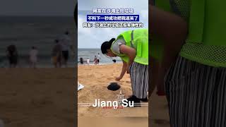 #趣闻 网友在沙滩上捡垃圾，不料下一秒成功把我逗笑了......😂😂#shortsvideo #迷惑行为 #搞笑 #沙滩 #尴尬