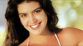 Phoebe Cates: The HOTTEST Icon of the 80s Returns to the Spotlight!