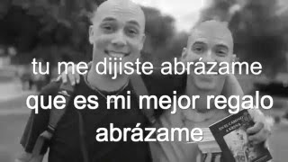 pesado   abrázame (lyrics video) letra