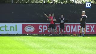 Eenzame eerste training Hirving Lozano bij PSV