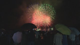 人口の10倍の観客が訪れ過疎の集落が賑わう「飛騨で一番の花火」雨の中で行われた馬瀬川大花火大会