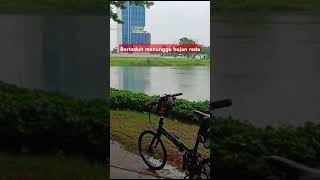 Berteduh menunggu hujan reda #ceritasepedahan #gowes #b2windonesia #sepedalipat