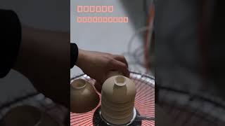 手工陶瓷製作中的上釉工藝你了解嗎茶器 陶，過手七十二方能成器。在陶瓷製作七十二道工藝的環節之一的上釉工序中，就有「佔釉、吹釉、刷釉、噴釉、蕩釉」等等多種製作手法。 一般茶具小件在制……版本過低，升級