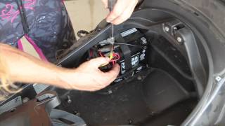 Piaggio MP3 - Battery removal | MicBergsma