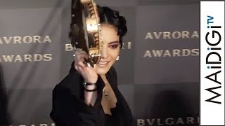 菅原小春、三浦春馬との「破局」質問にタンバリンで回答？　「BVLGARI AVRORA AWARDS 2017」