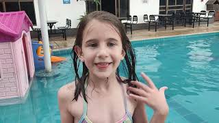 Brincando na piscina do Treze Trilhas Park Hotel