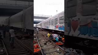 Moment traders refuse to leave rail tracks for a moving train in Lagos