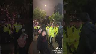 上海中山公园地铁口，有大量警察，让coser赶快走 #中国 #中共 #万圣节#中国人