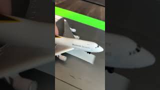 Daron Realtoy Ups 747 landing at model airport