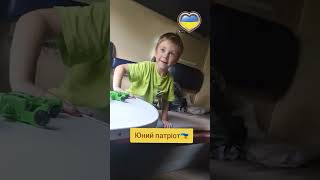 Юний патріот у поїзді. A young patriot on a train. #shorts