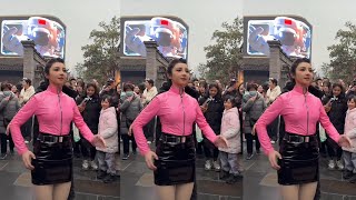 AI机器人莎莎街头表演秀。引路人围观，真假难辨。可爱美女机器人。AI robot imitation show.Cute beauty robot.