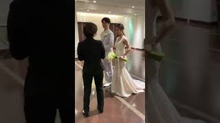 結婚式の裏側！入場前にプロデューサーから真剣なご様子で説明を聞くおふたり…♡｜結婚式場アニヴェルセル【公式】#Shorts