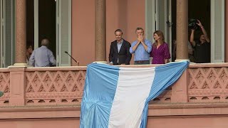 Miles de seguidores despiden a Macri pese a la crisis de Argentina | AFP